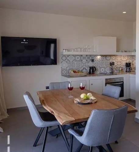 Pearle And Semesterbostad Tínos